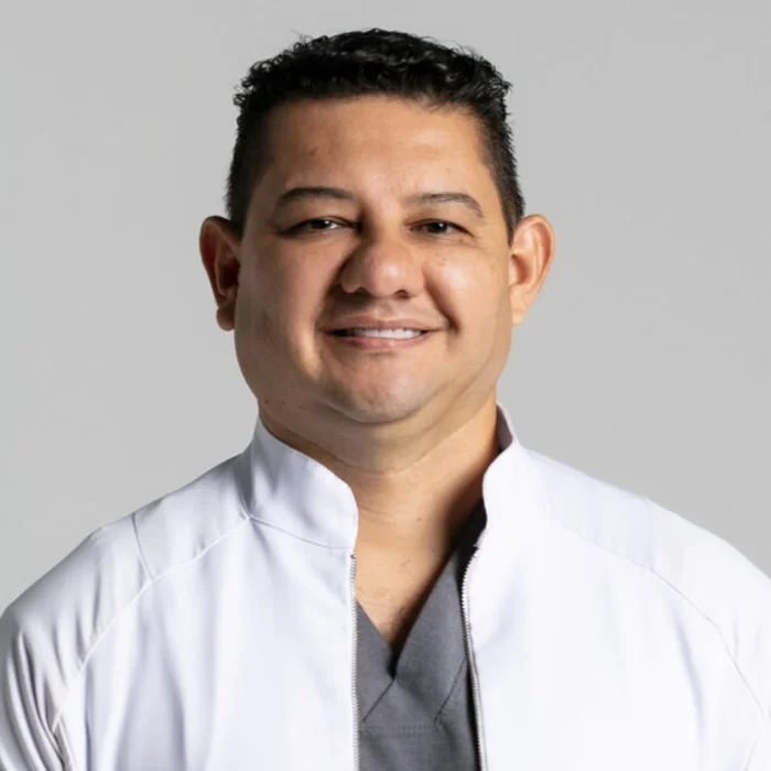 Dr. Erick Pereira - Experto en Implantes Dentales | Guía Médica en Línea de El Salvador